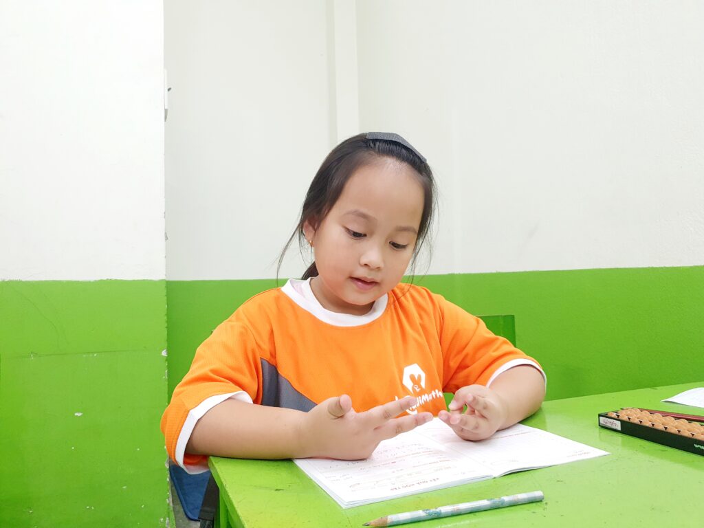 Đếm Tay FingerMath Khác Gì Với Cách Đếm Tay Thông Thường? 6 Con học phương pháp Fingermath tại Kiddimath