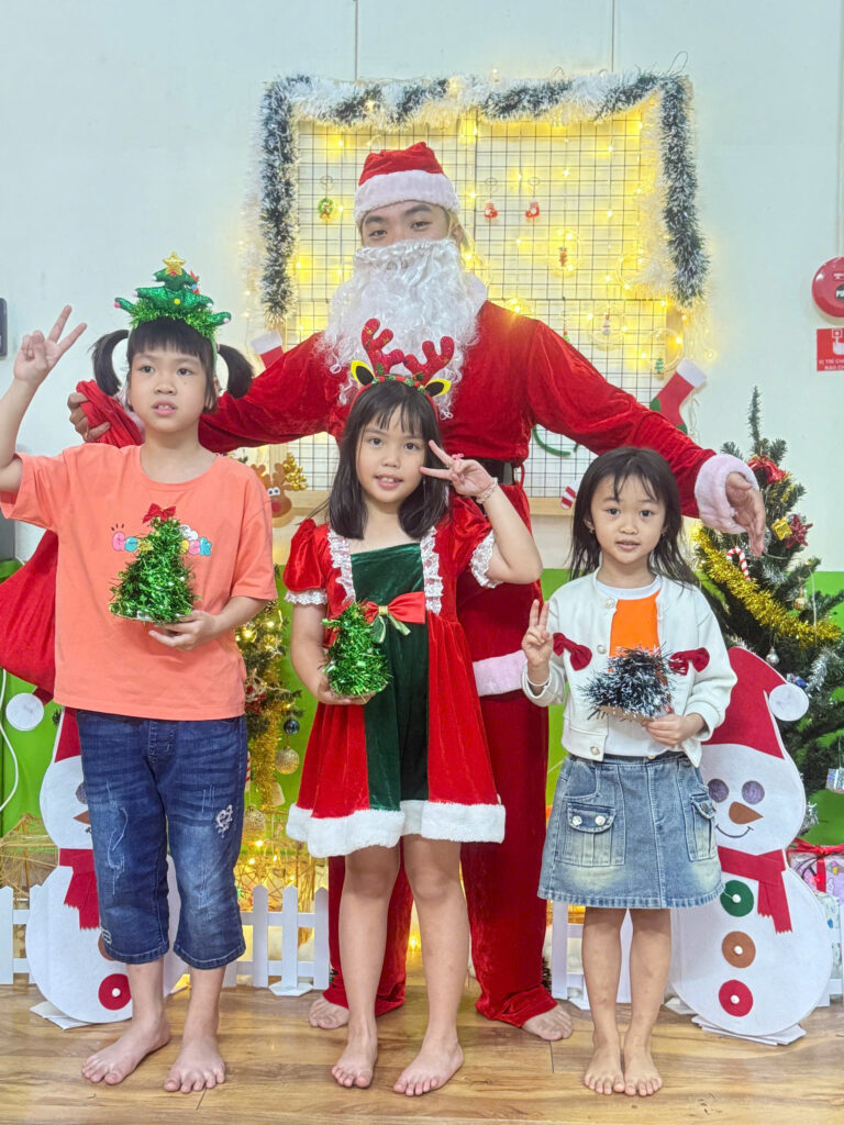 Ông Già Noel Đến Tận Nhà Tặng Quà Cho Bé
