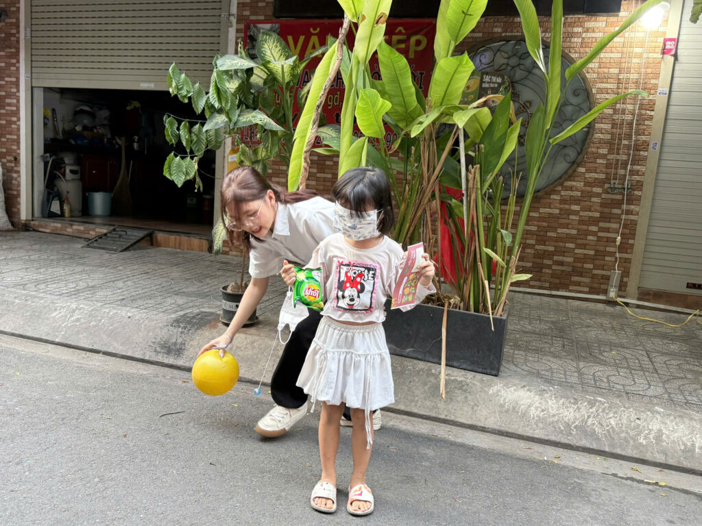 Bịt mắt đá bóng trong hội chợ nhân gian tại KiddiMath 2026