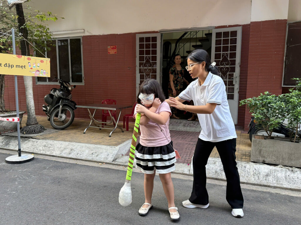 Bịt mắt đập mẹt trong hội chợ nhân gian tại KiddiMath 2026